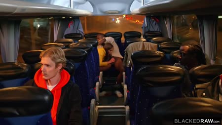 Симпатичная бабенка нашла себе для секса двух негром 1