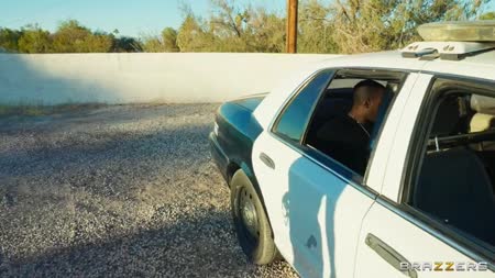 Полицейские развели задержанную на групповуху 2