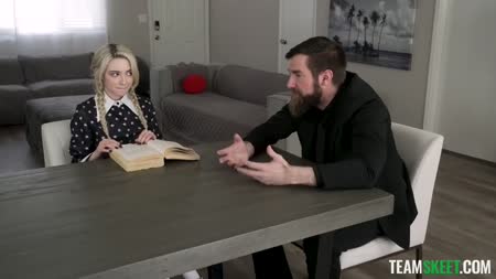 Хрупкая молодка раздвинула ноги перед опытным мужиком