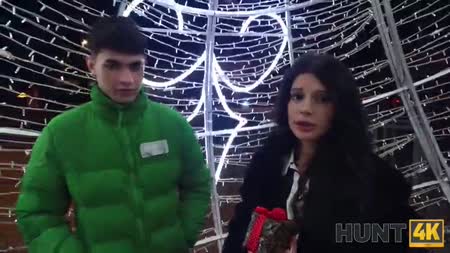 Чел усадил свою красивую девушку на пенис другого 1