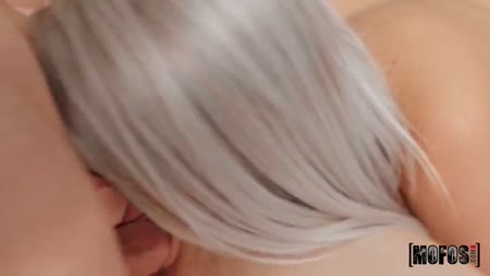 Две озорные девушки в восторге от прыткого паренька 6