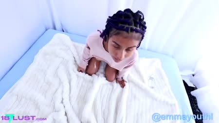 Молодая чика красуется фигурой и устраивает домашку