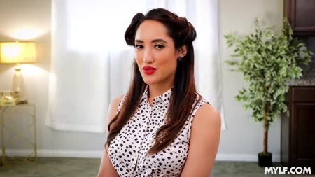 Сосед застал роскошную телочку за примеркой нижнего белья 1