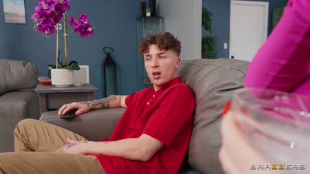 Зрелая самочка начала сосать мужику прямо в сортире