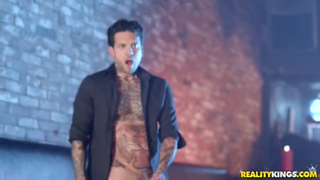 Неформальную тощую блондинку парень жестко трахает до оргазма 7