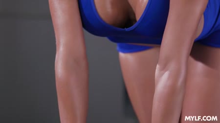 Перед спортивной попой этой девочки тренер не устоял 2