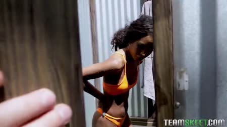 Негритянка отведала член белого соседа 1