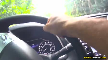 Девушка инструктор проверяет водителя на стрессоустойчивость 2