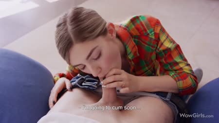 Русская чикса дала полапать сиськи и сделала минетик