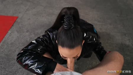 Зрелая чика в эротичном прикиде сосет члены толпе самцов