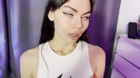 Гламурная студентка демонстрирует свой умелый ротик