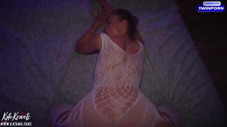 Девочка в красивом секс наряде делает минетик