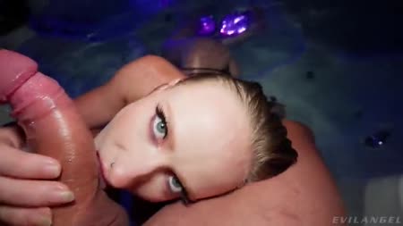 Красотка страстно делает минет в джакузи