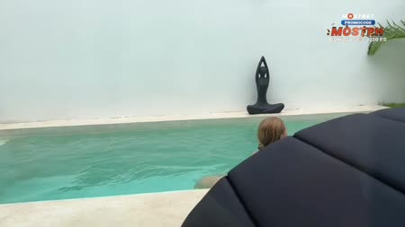 Влажная деваха делает отсос в бассейне 1