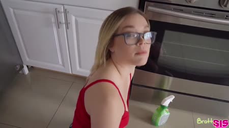 Соседка подрабатывала горничной, но зря одела короткие шортики 1