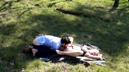 Миленькая блондиночка выехала с другом на пикник и устроила оргию