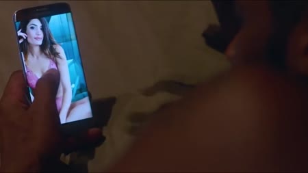 Негр классно натягивает симпотную бабенку возле бассейна