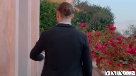 Красотку блондинку трахают прямо посреди красивого пейзажа 2