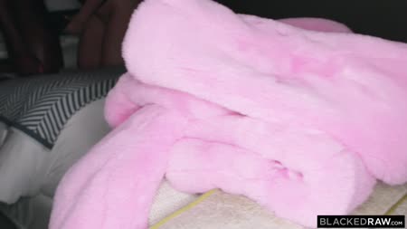 Симпотная брюнетка пробует свои силы с негром