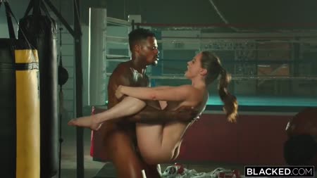 Опытная бабенка любит двойное проникновение с черными