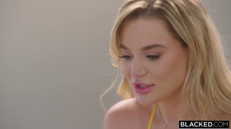 Азартная блондинка захотела жаркого секса с негром 1