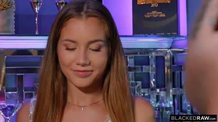 Миловидная красотка сама приехала к негру на секс свидание 1