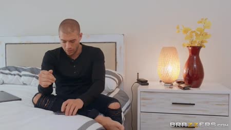 Милфа с большими сиськами катается на мощном члене