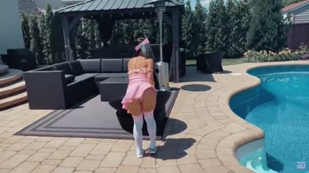 Девочка красиво вертит прелестями и встает в позу раком 1