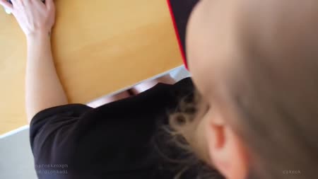 Парень подошел к девушке и начал ее ласкать 1