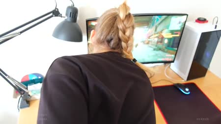 Парень подошел к девушке и начал ее ласкать 4