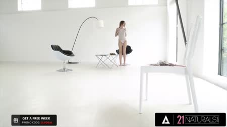 Очень миленькая девушка завела друга прозрачной маечкой 1