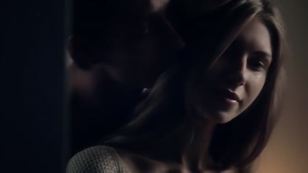 Молодая блонди красиво делает минет и подставляет писечку 1