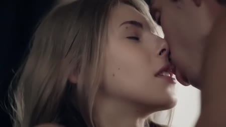 Молодая блонди красиво делает минет и подставляет писечку 5