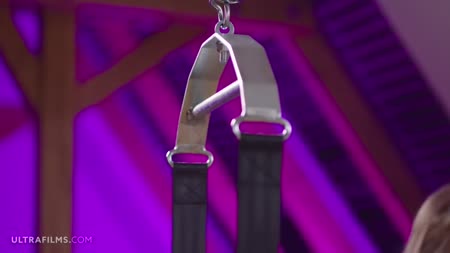 Блондиночку романтично чпокнули на качелях 5