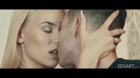 Молодая блондинка страстно стонет от большого пениса парня 2