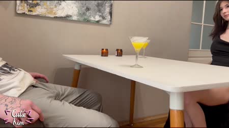 Молодка нежно сделала минет под столом и устроила красивый секс 1