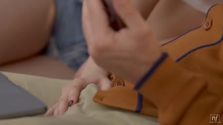 Худенькая молодая студентка напрашивается на нежный секс 1