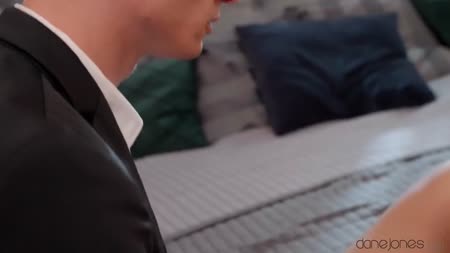 Стройняшка в красивом белье раздвигает ноги на кровати 3