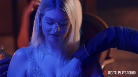 Две сексуальные девушки радуются красивой групповухе 1