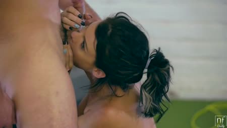 Грудастая подружка красиво умеет прыгать на стояке 5