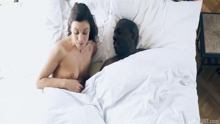 Горячая брюнетка красиво спаривается с негром в постели 1