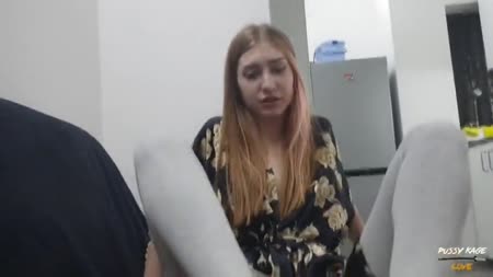 Бабенка надрачивает другу член и седлает его верхом