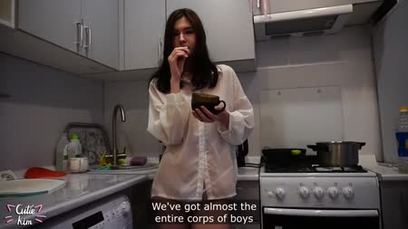 Девушка прилегла к пареньку и напрашивается на секс 2