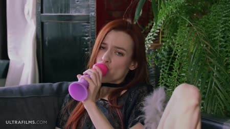 Худенькая молодая красотка опробовала новую секс игрушку