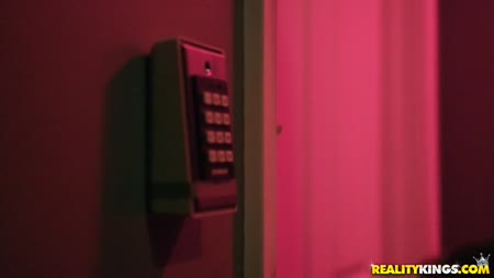 Гламурная сисястая блондинка классно шпилится на вечеринке 1