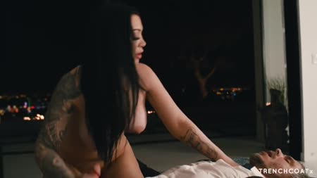 Встретила гостя в сексуальном белье и согласилась потрахаться