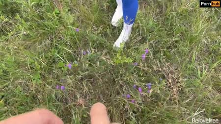 Одела на природу соблазнительные лосины и решила пошалить 2