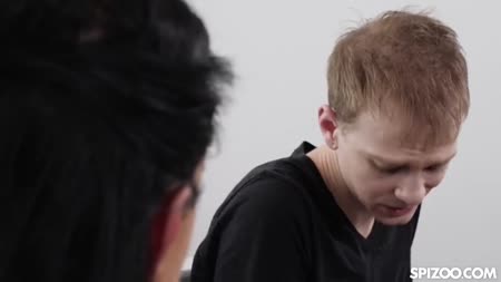 Зрелая соска в чулочках красиво смотрится в позе собачки 1